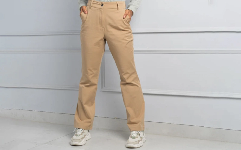 Woman wearing biege color Chinos Pant