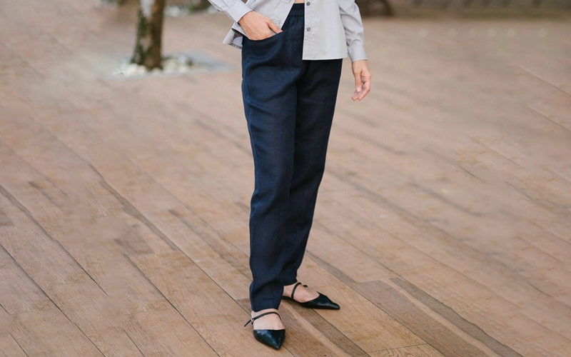 Woman wearing Dark blue Cigarette Pant