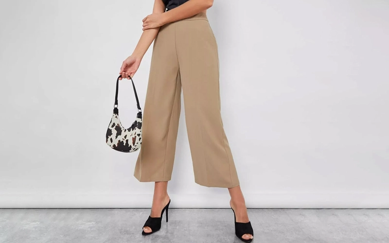 woman wearing biege color cropped pant