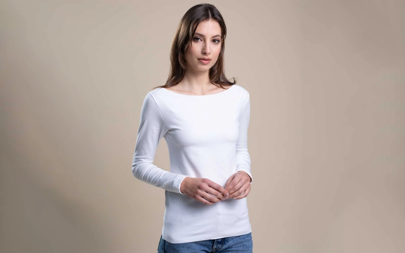 A women wearing a simple white Boatneck T-shirts