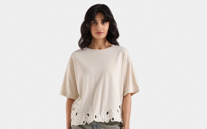 women wearing skin color Lace-trimmed T-shirt