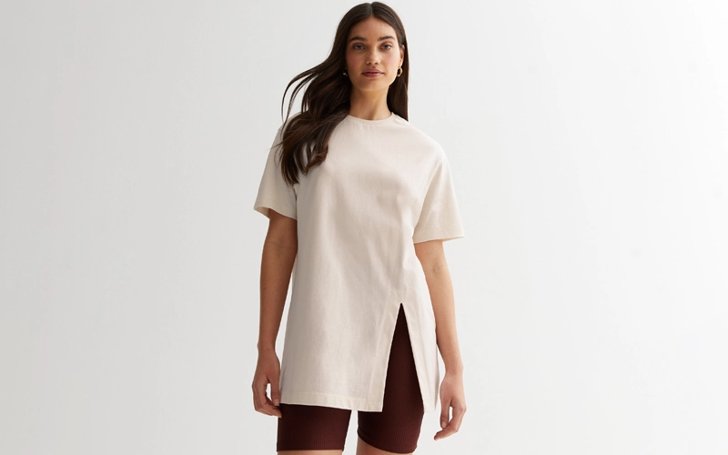 a women wearing skin color Split Hem T-shirt.