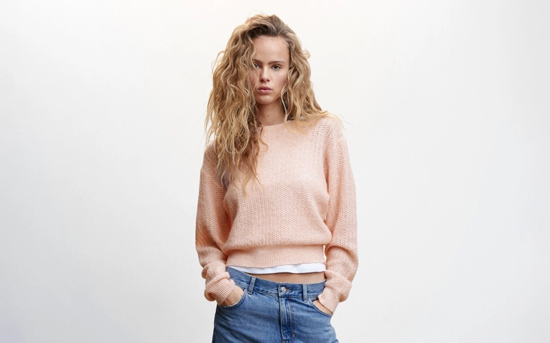 A women wearing  light pink color Cropped Sweater